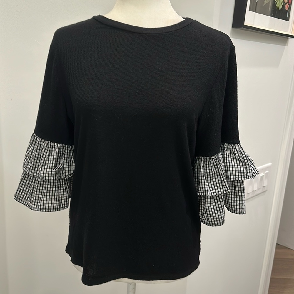 LE LIS 3/4 ruffled bell sleeve nit top. Size S